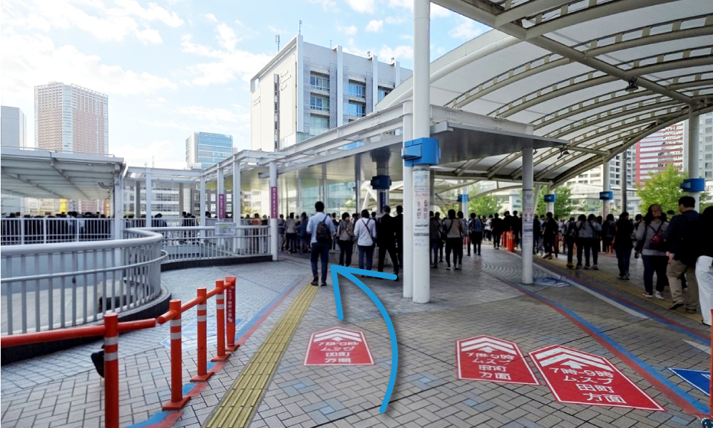 駅を出たら、歩行者デッキへ
