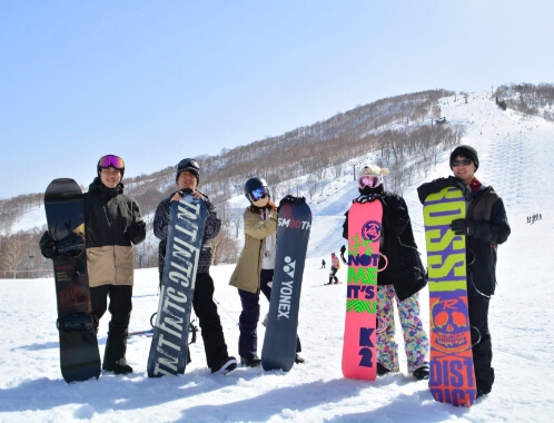 社内メンバーとスノーボードをするM.Sさんの画像