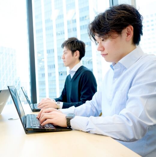 PCに向かっている様子の画像