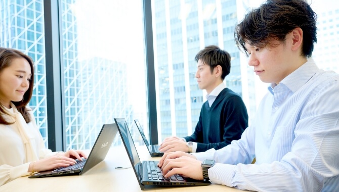 PCに向かっている様子の画像