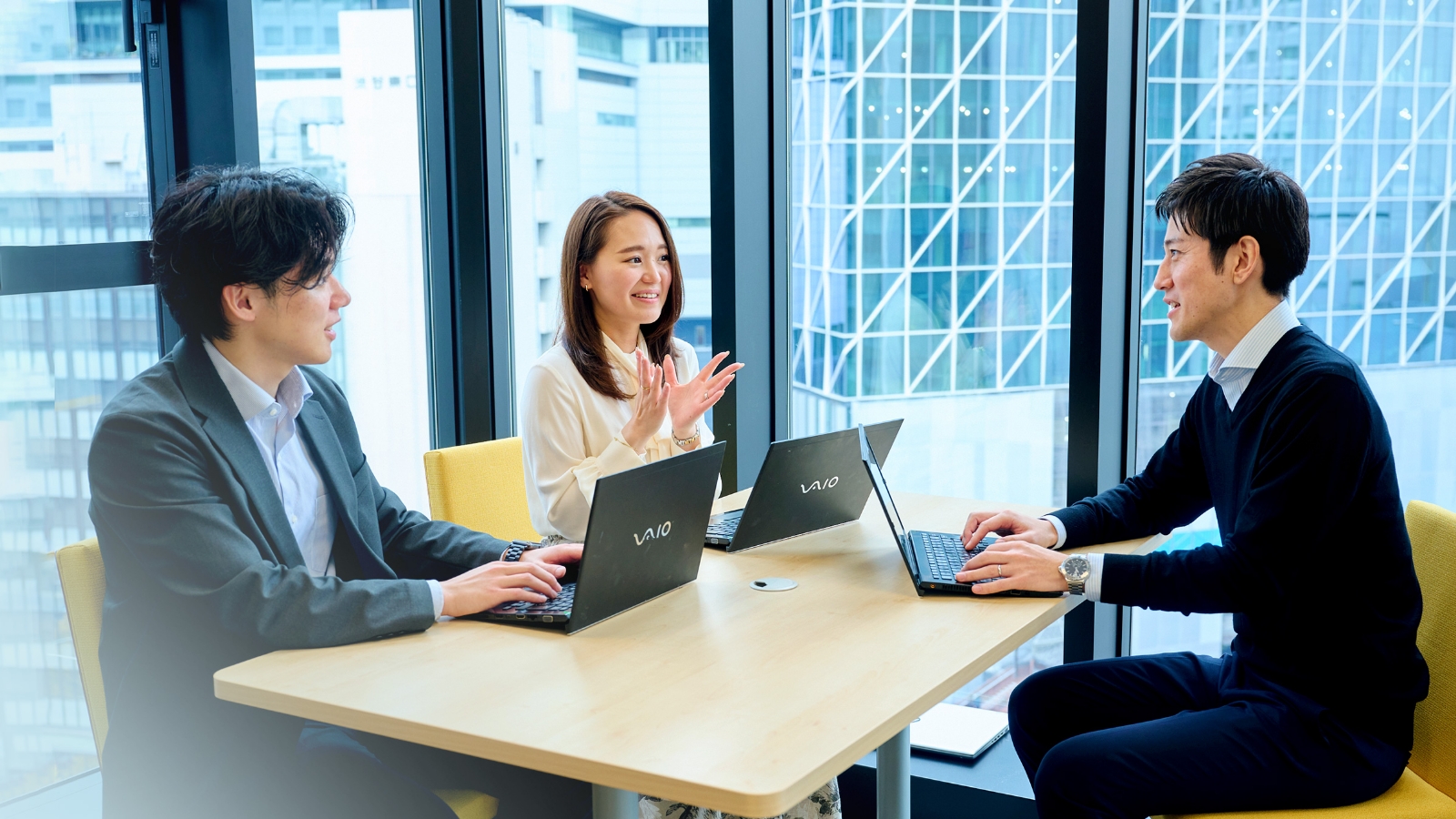 会議をする様子の画像