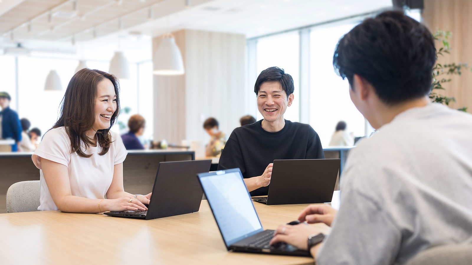 会議をする様子の画像