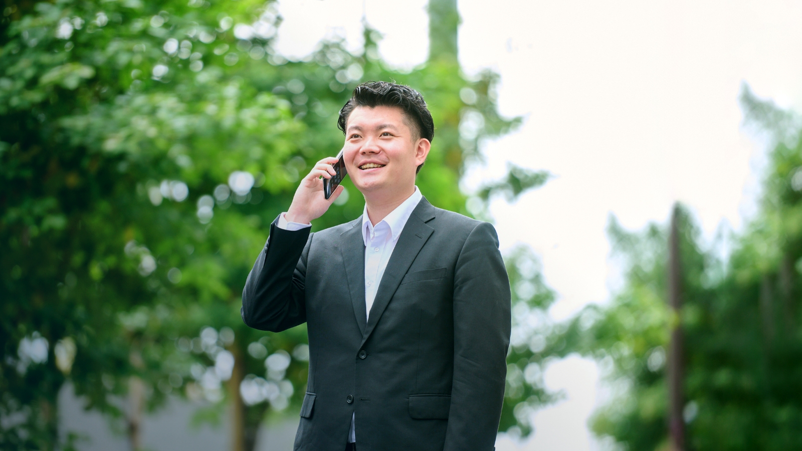 電話をかけてる様子の画像