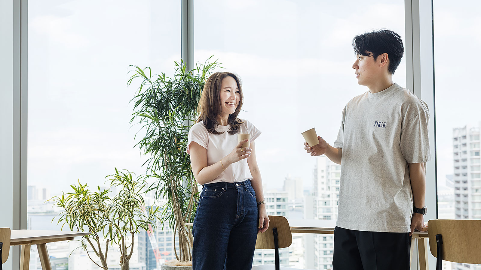 立ち話している様子の画像